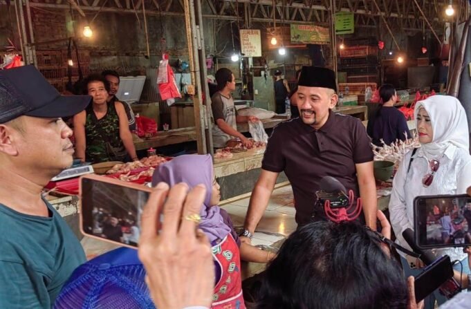 DR. HC. Ari Pribadi Setiadarma Caleg PAN DPR RI Serap Aspirasi Pedagang Pasar Kranji Kota Bekasi