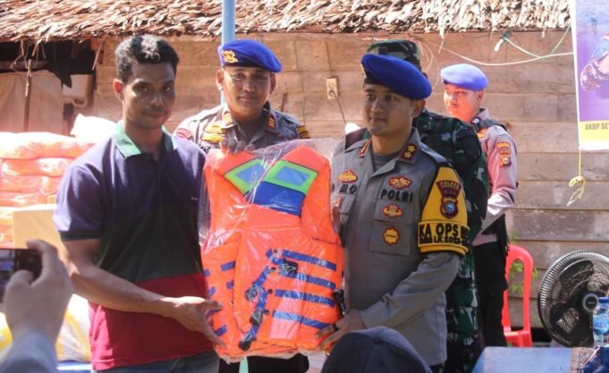 Kapolres Bengkalis Beri Bantuan Life Jacket Kepada Nelayan Bengkalis