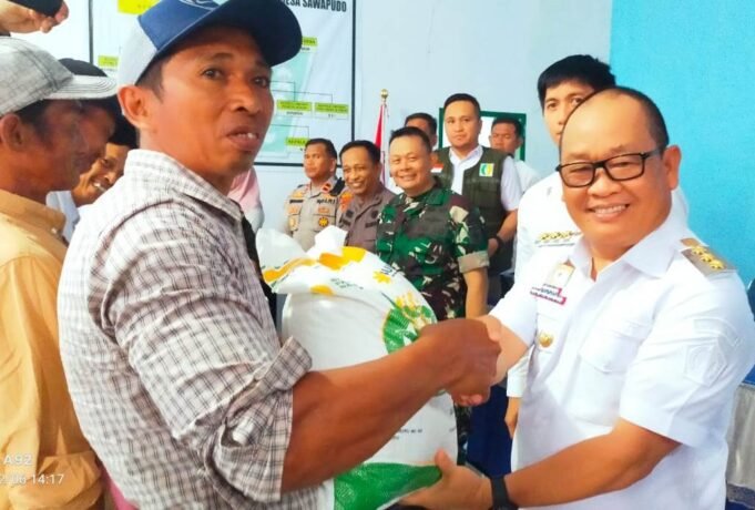 Pj Bupati Konawe Salurkan Bantuan 14,96 Ton Beras di Kecamatan Soropia