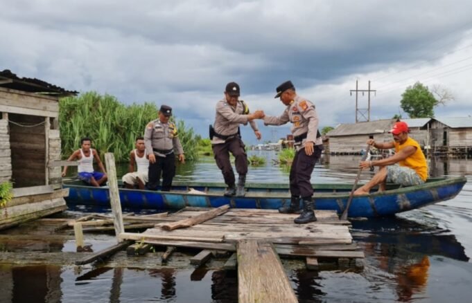 Jelang Pemilu 2024, Kapolsek Mandau Kunjungi Perkampungan Kebun Masyarakat Jembatan Dua