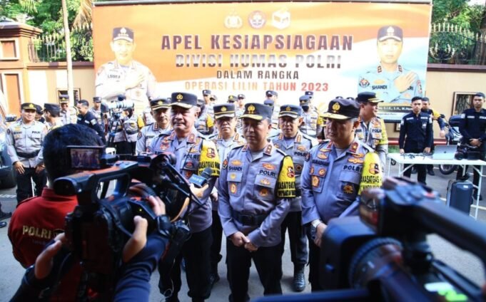 Kadiv Humas Polri Pimpin Upacara Kesiagaan Ops Lilin Pengamanan Nataru 2023