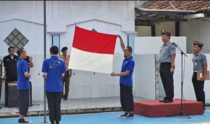 Peringati Hari Kesadaran Nasional. 3 Napi Terorisme Kibarkan Bendera Merah Putih di Lapas Indramayu