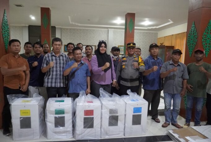 Kapolres Bengkalis Saksikan Perakitan Ribuan Kotak Suara Pemilu 2024