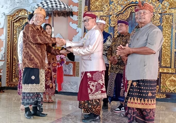 Pj Bupati Konawe Terima Tanda Kehormatan Adat Bali