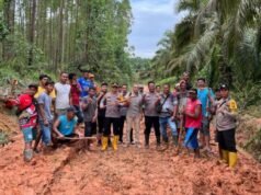 Giat Cooling System Kapolsek Pinggir Serta Anggota Berjibaku Dengan Lumpur Beri Pemahaman Pemilu Damai 2024