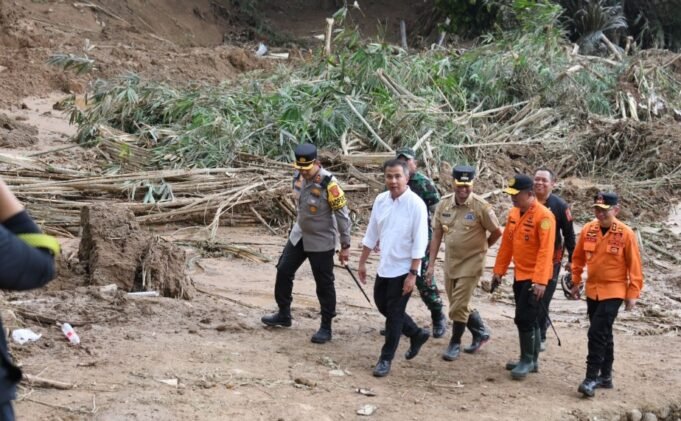Datangi Lokasi Longsor Kampung Cipondok, Bey Machmudin Sampaikan Duka Cita kepada Keluarga Korban Meninggal