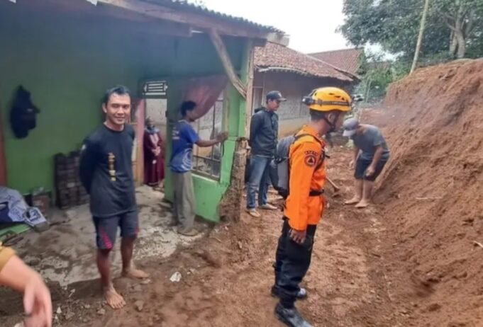 Setelah Longsor, Banjir Bandang Terjang Purwakarta, Puluhan Rumah Rusak