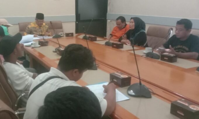 FKMC Audensi di DPRD Indramayu Tuntut Pengkajian Pembuatan Drainase Secara Tepat
