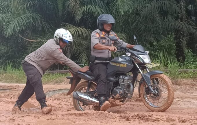 Giat Cooling System, Polsek Mandau Tempuh Jalan Berlumpur