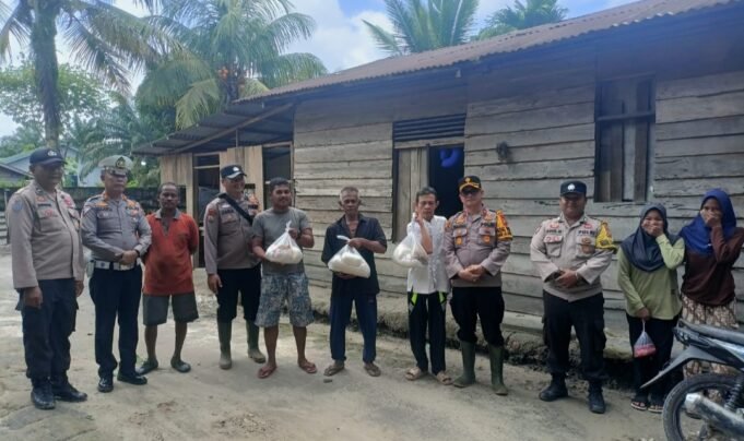 Kapolsek Pinggir Patroli Ke Daerah Sungai Penaso Sembari Memberikan Sembako Kepada Masyarakat
