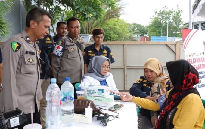 Polres Indramayu Berikan Layanan Kesehatan Gratis Untuk Petugas Pelipatan Surat Suara Pemilu