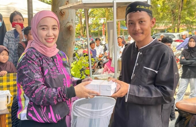 JAPNAS Konawe Bagikan 500 Paket Nasi Kotak Gratis di Jum’at Berkah