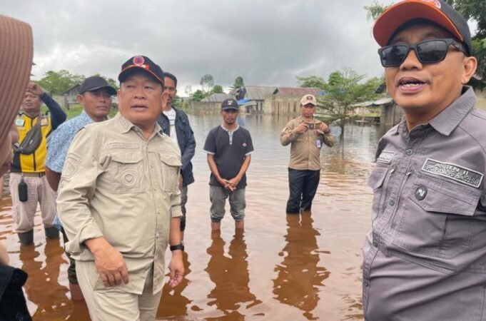 Pj Bupati Konawe Berikan Bantuan Warga Desa Laloika Terdampak Banjir