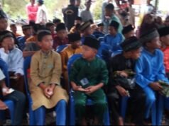 Komunitas Emergency Gedung Biru Berbagi, Gelar Sosial Sunat Masal di Desa Kelong