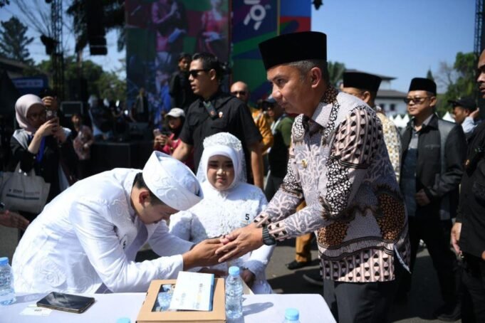 Bey Machmudin Beri Wejangan Khusus pada 37 Pengantin di Ajang Nikah Massal