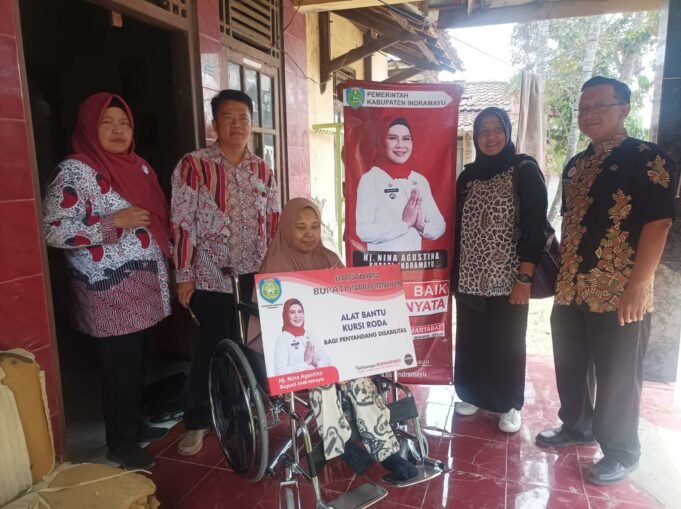 Dinsos Kabupaten Indramayu Laksanakan Forum Konsulitasi Publik dan Penyaluran Alban Kursi Roda di Desa Ujungpendok Jaya