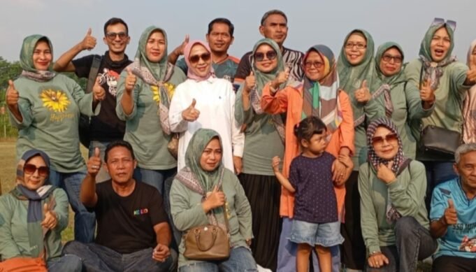 Warga Bunder Kompak Bersama Tokoh Hj. Nina Heltina Antusias Dukung Tim Sepak Bola Bunder Fc