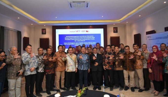Dinas Dukcapil Se-Jabar Tanda Tangani Komitmen Bersama Bangun Zona Integritas Menuju WBK dan WBBM Tahun 2025