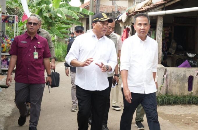 Tinjau Lokasi Bencana Puting Beliung di Bogor, Bey Machmudin Ingatkan Warga Waspada Hujan Ekstrem