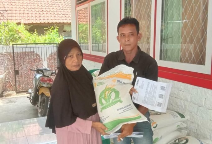 Ribuan KPM Desa Telukagung Terima Bansos Berupa Beras dari Perum Bulog Indramayu