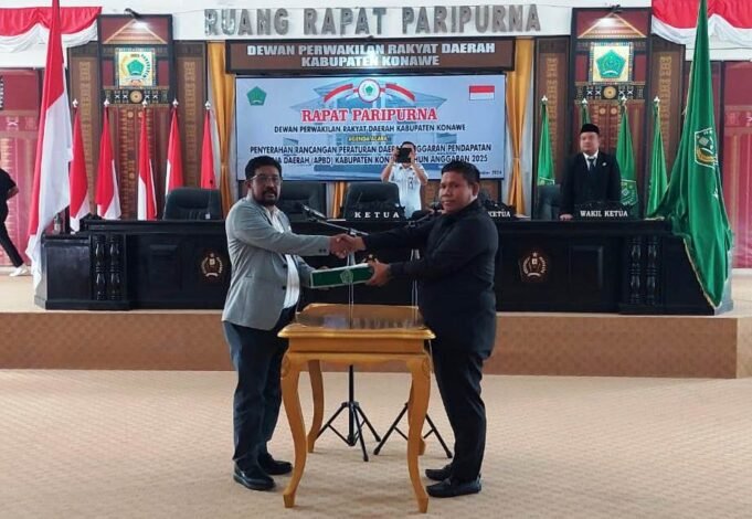 Pj Bupati Konawe Stanley, S.E., S.SiT., M.M., Serahkan Rancangan Raperda APBD Konawe TA 2025 ke DPRD Kabupaten Konawe