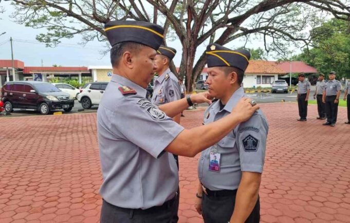 Kalapas Hero Sulistiyono Sematkan Tanda Naik Pangkat Kepada Empat Pegawai