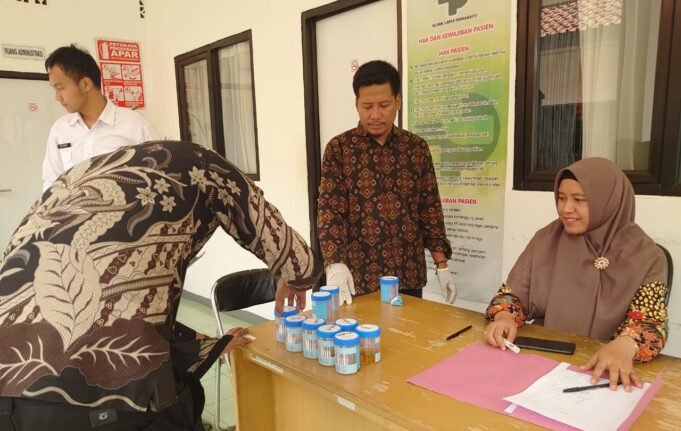 Komitmen Berantas Narkoba, Petugas Lapas Indramayu Lakukan Test Urine