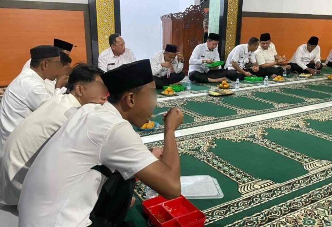 Petugas dan Warga Binaan Lapas Indramayu Jalin Kebersamaan Dalam Buka Bersama
