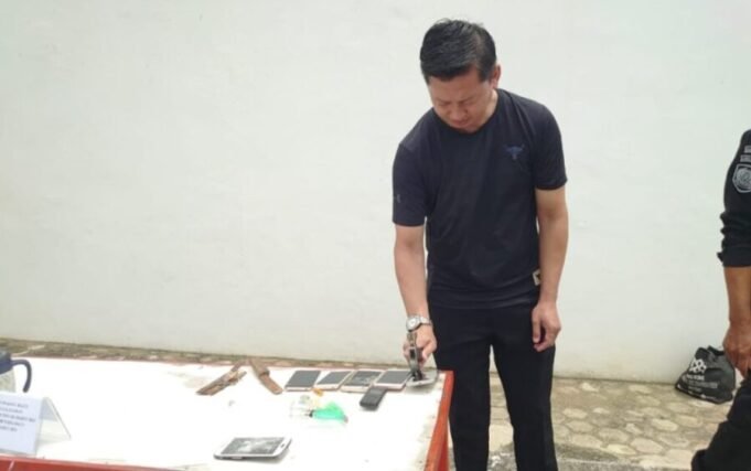 Ada Handphone Hingga Sajam, Lapas Indramayu Musnahkan Barang Hasil Sitaan Razia