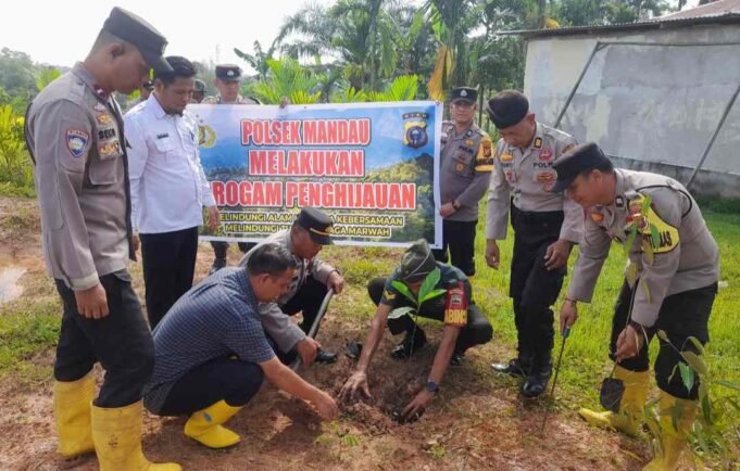 Dukung Program Kapolda Riau, Kapolsek Mandau Taja Penanaman Pohon