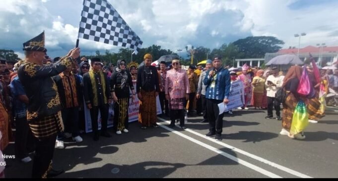 Sekda Konawe Resmi Lepas Kontingen Pawai Budaya HUT Ke 65 Kabupaten Konawe