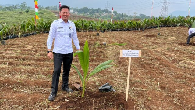 Serentak Tanam Bibit Kelapa, Lapas Indramayu Wujudkan Program Ketahanan Pangan