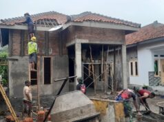 Anggota Satgas TMMD ke 126 Kejar Target Pengerjaan Rehab Rutilahu Rumah Bapak Adi Sura di Desa Longok