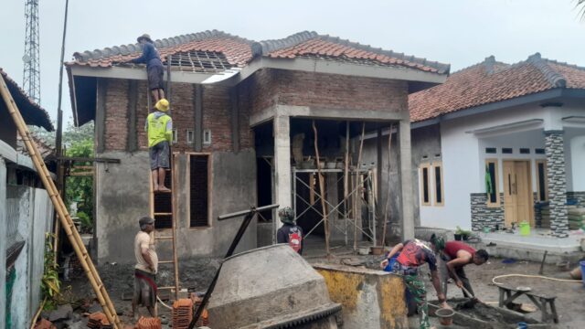 Anggota Satgas TMMD ke 126 Kejar Target Pengerjaan Rehab Rutilahu Rumah Bapak Adi Sura di Desa Longok