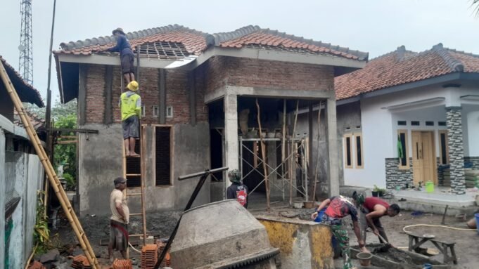 Anggota Satgas TMMD ke 126 Kejar Target Pengerjaan Rehab Rutilahu Rumah Bapak Adi Sura di Desa Longok