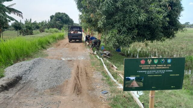 Anggota Satgas TMMD ke 126 Lanjutkan Pembangunan Jalan Rabat Beton