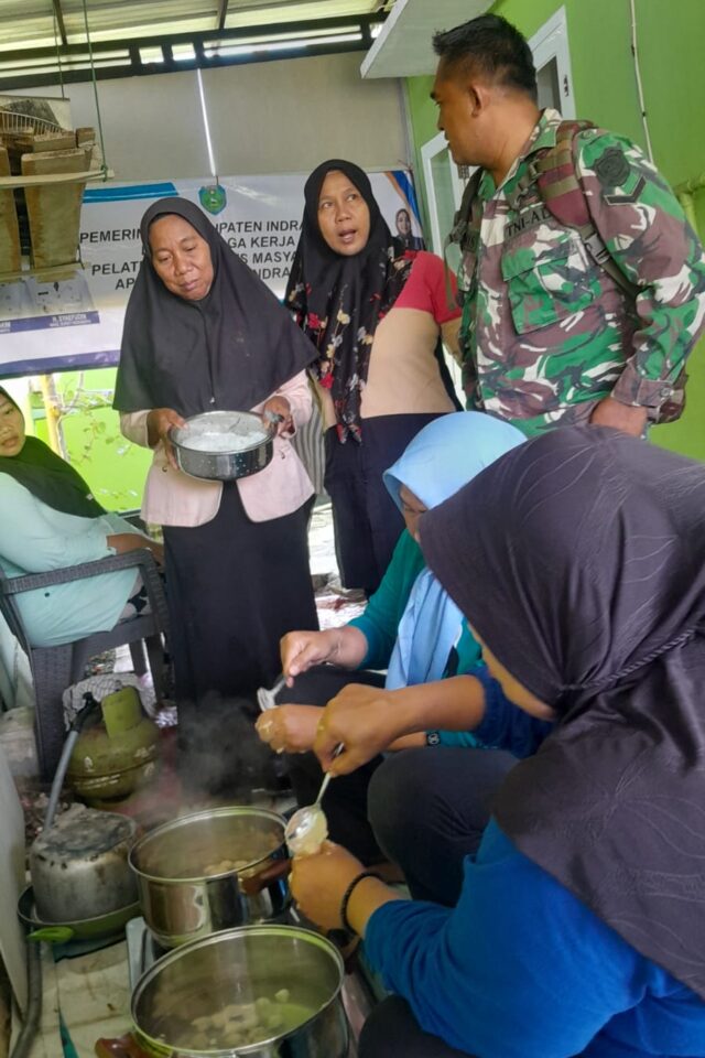 Anggota Satgas TMMD ke 126 Monitoring Pelatihan Tata Boga di Desa Longok