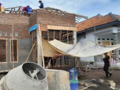 Bersama Warga, Satgas TMMD Lanjutkan Rehab Rutilahu Rumah Bapak Adi Sura di Desa Longok