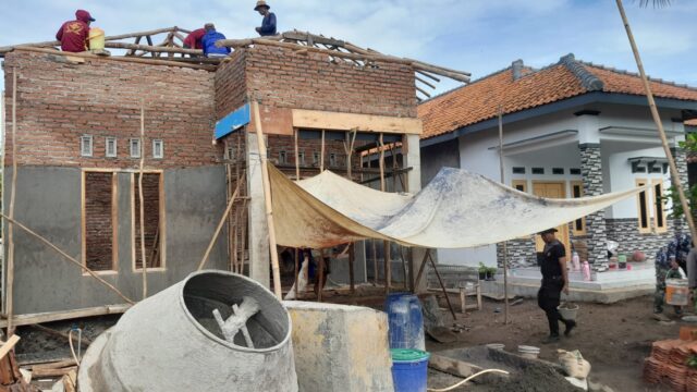 Bersama Warga, Satgas TMMD Lanjutkan Rehab Rutilahu Rumah Bapak Adi Sura di Desa Longok