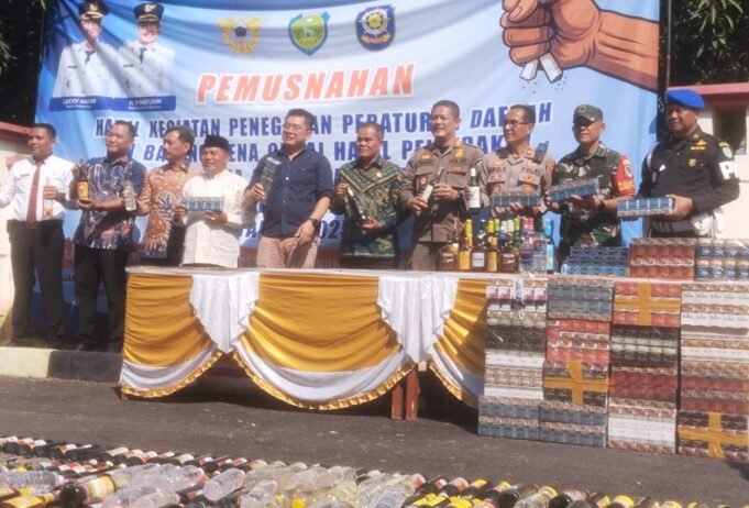 Jutaan Batang Rokok Ilegal dan Ribuan Jenis Botol Miras Dimusnahkan