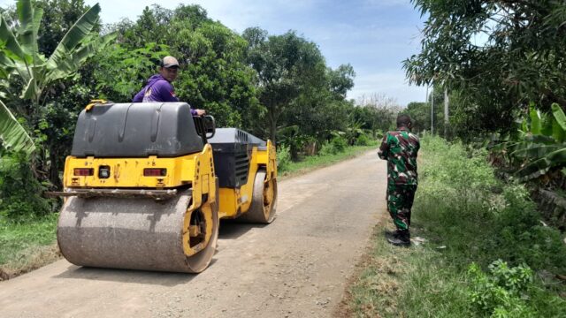 Satgas TNI Manunggal Membangun Desa Laksanakan Pengerjaan Hotmix Jalan di Desa Longok
