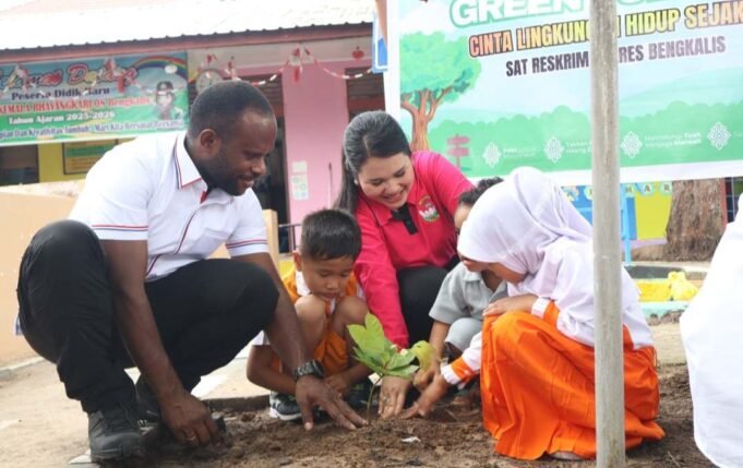 Tanamkan Peduli Lingkungan Sejak Dini, Sat Reskrim Polres Bengkalis Melaksanakan Giat Green Policing