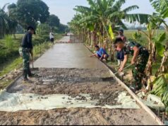 Satgas TMMD ke 126 Kodim 0616/Indramayu Kejar Target Pengecoran Rabat Beton di Desa Longok
