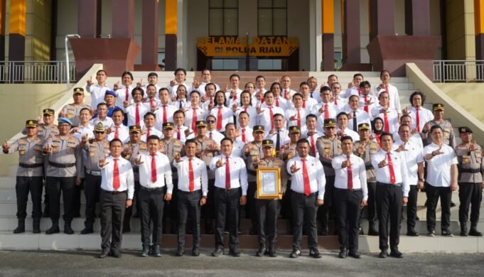 Kapolda Riau Beri Penghargaan Kepada 96 Personel Berprestasi