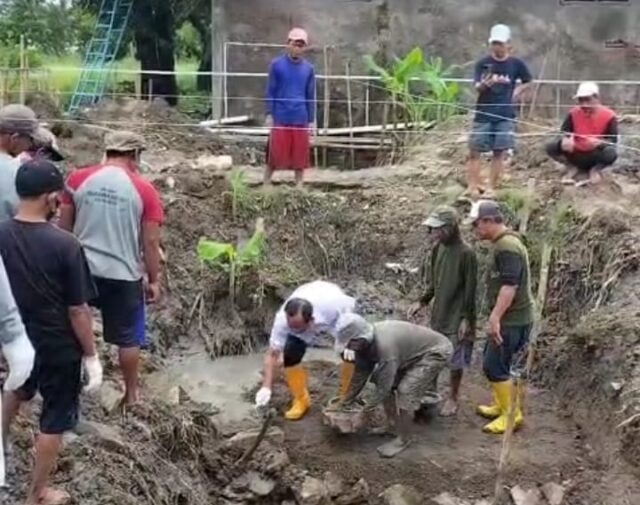 Camat Gempol Di Daulat Meletakkan Batu Pertama Pembangunan Masjid Al - Hidayah Kedungbunender
