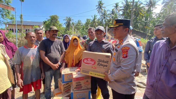 Kapolres Lhokseumawe Tempuh Jalan Longsor Sejauh 1 Km untuk Serahkan Bantuan Sembako kepada Warga Terdampak Banjir di Nisam