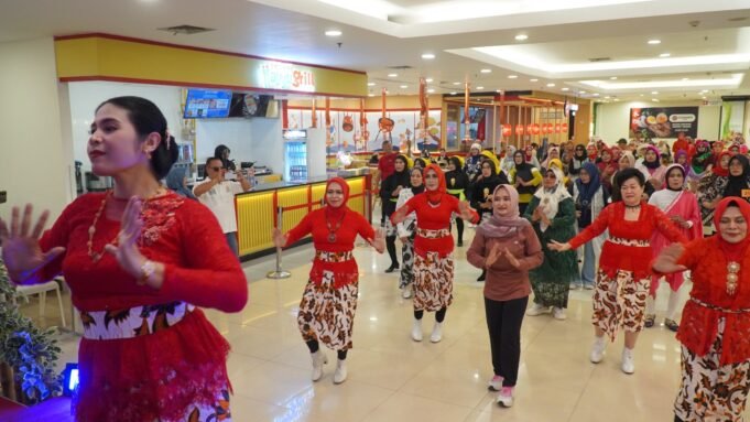 Lomba Line Dance Berbahasa Tegal “Mlaku-Mlaku Nang Kotaku” Meriahkan Yogya Mall Tegal