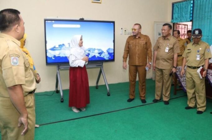 203 Sekolah di Kota Tegal Terima Bantuan Interactive Flat Panel, Begini Pesan Walikota