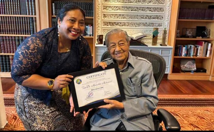 Sekjen Sampaikan Apresiasi IWO Kepada Tun Dr. Mahathir Mohamad Sebagai Asian Inspired Leader