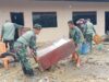 Bahu Membahu, Personel Koramil 18/Bkb Bersihkan Lumpur Pekat di Sekolah Daya Takwanul Mumtazi